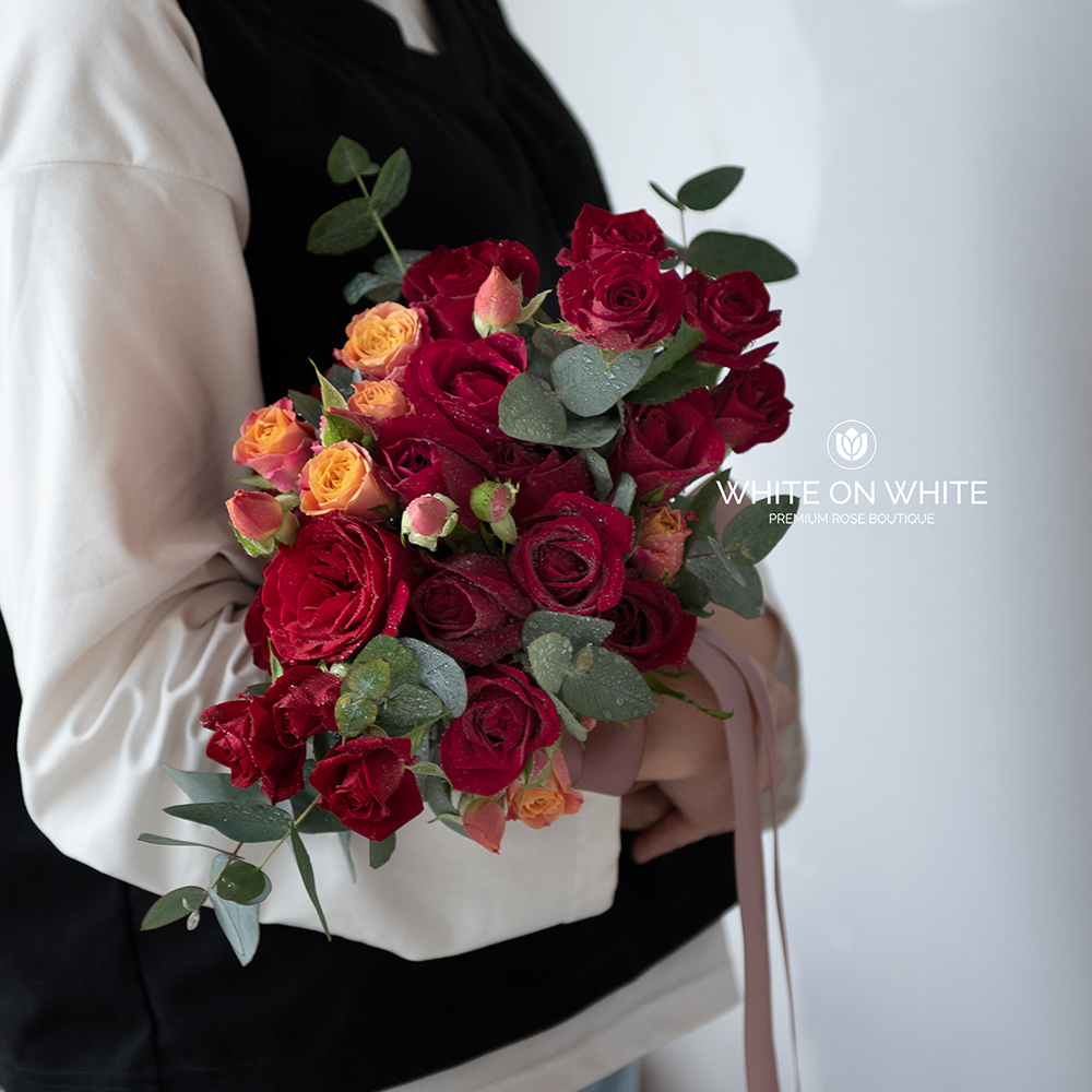 bunga tangan pengantin merah dan oren