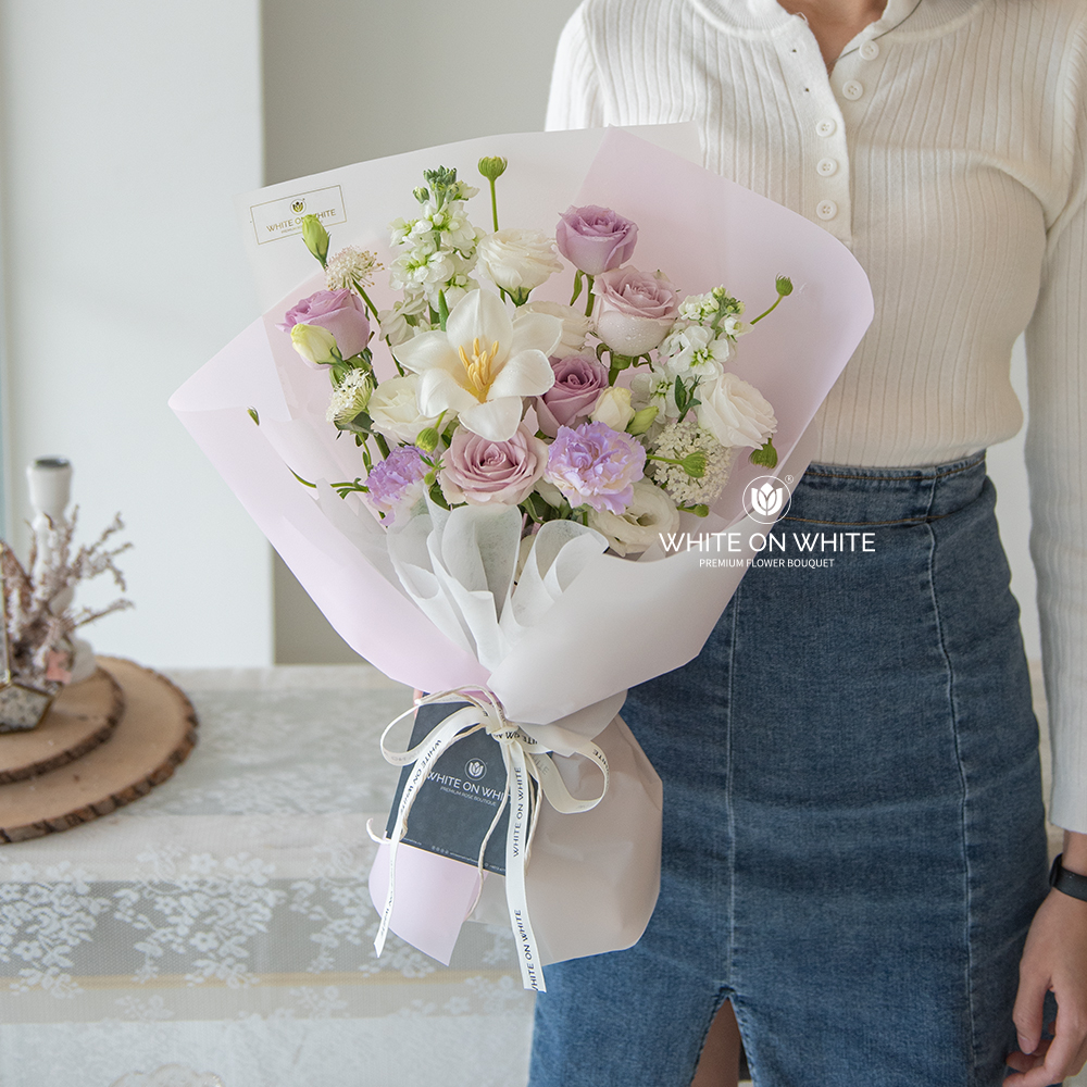 Luna Bouquet, What Flower Color Matches Your Graduation Outfit, flower graduation outfit
