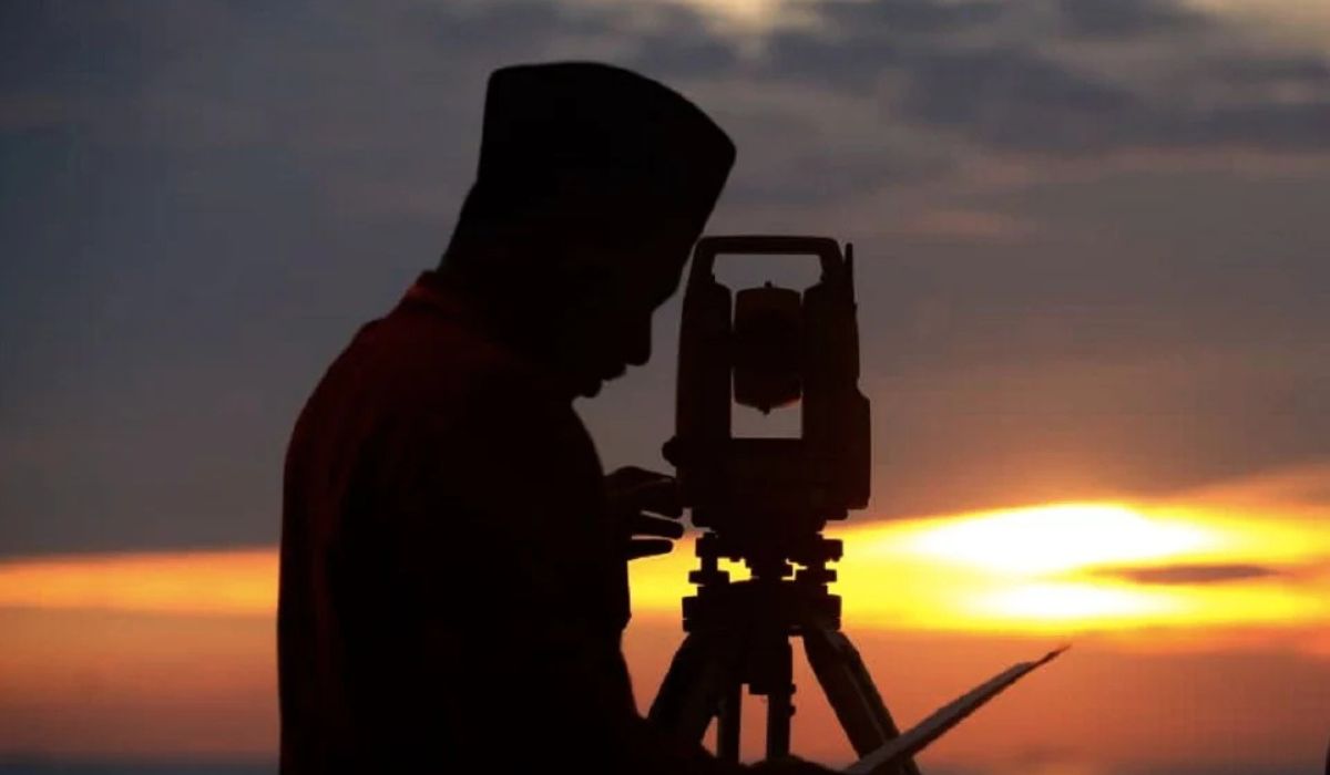 Ahli falak sedang membuat cerapan anak bulan, Ramadan For The First Time Your Ultimate Guide To Fasting