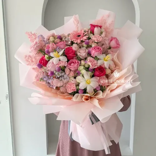 Trusted Ipoh flower delivery by White On White. We handcraft premium, fresh bouquets with guaranteed same-day delivery to Greentown, Meru, Tambun & across Ipoh. Order joy today.
