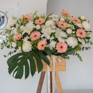by our side stand - express your condolence and sympathy, condolence flower stand, condolence flowers mistakes