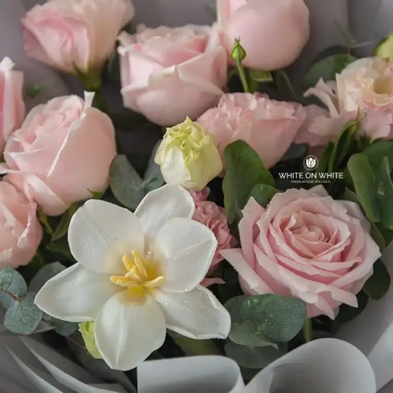 Elegant white and pink flower bouquet with roses and orchids, perfect for luxury floral arrangements.